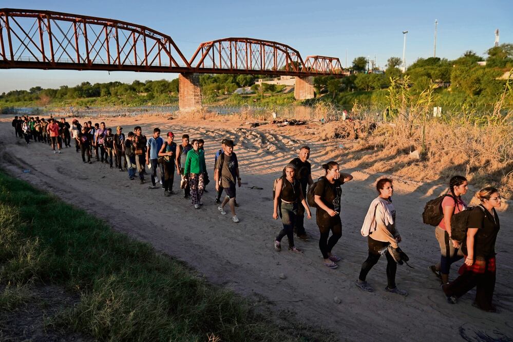 Migrantes que cruzaron el río Bravo y entraron a suelo estadounidense desde México, en Eagle Pass, Texas, en septiembre pasado. Foto: Eric Gay | AP
