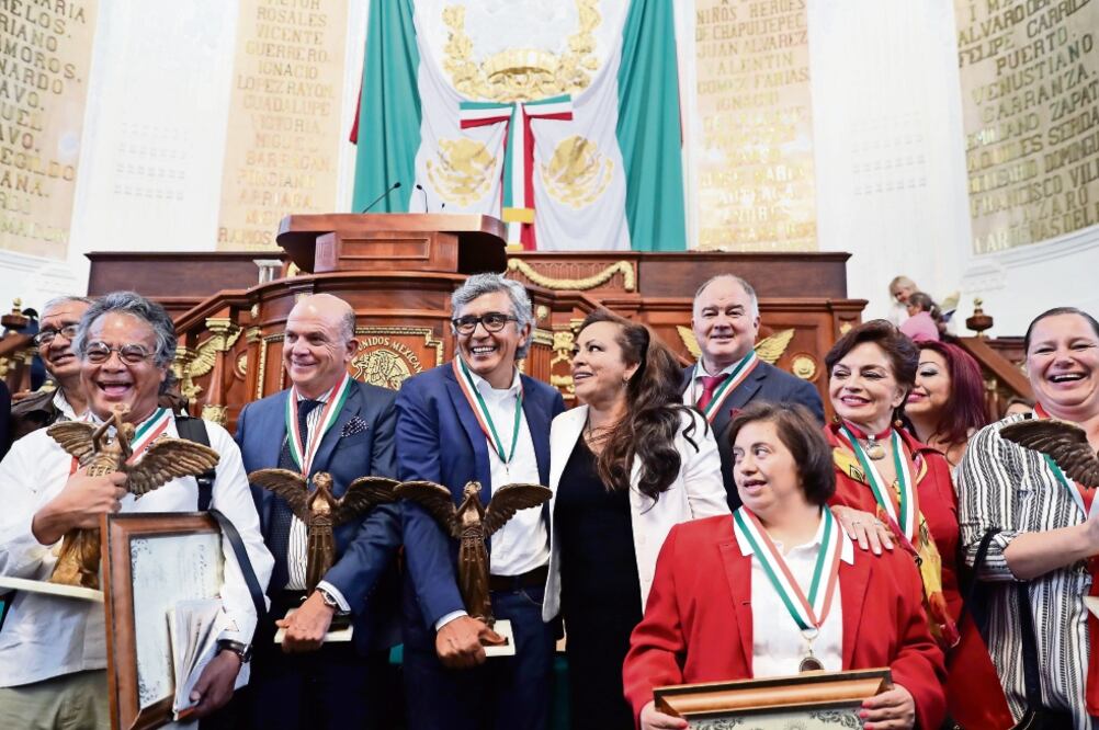 Entre los homenajeados figuraron Pedro Valtierra, Javier Sordo, Francisco Mata, Adriana Argelia Ramírez, Martha Chapa y Mariana Taibo (LUCÍA GODÍNEZ. EL UNIVERSAL)