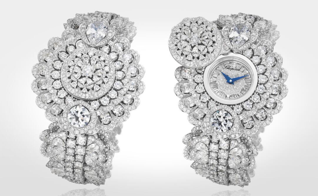 Chopard hizo un brazalete adornado con dos diamantes en corte pera rodeados por muchos otros diamantes pequeños, que sorprenden cuando abren paso a un reloj secreto. Por si fuera poco, está equipado con el mecanismo L.U.C 96.17-L automático.