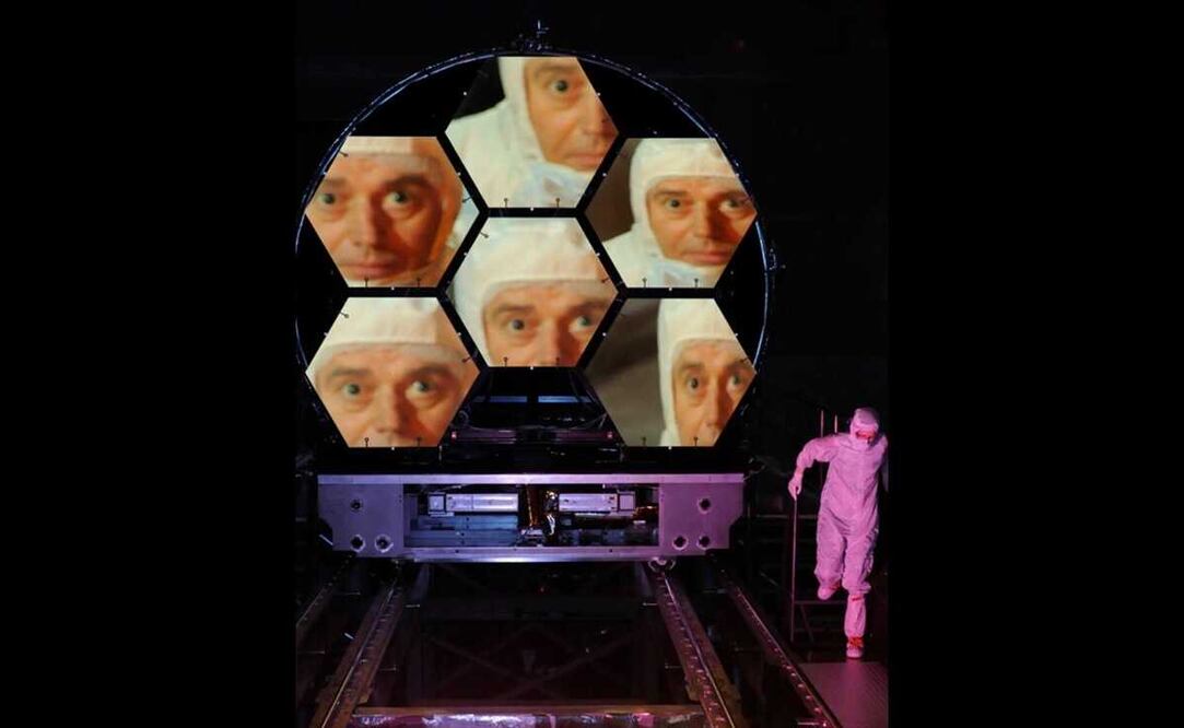 El científico Mark Clampin reflejado en los espejos de vuelo del Telescopio Espacial James Webb durante las pruebas en el Centro Marshall. Foto: Ball Aerospace/NASA, archivo 
