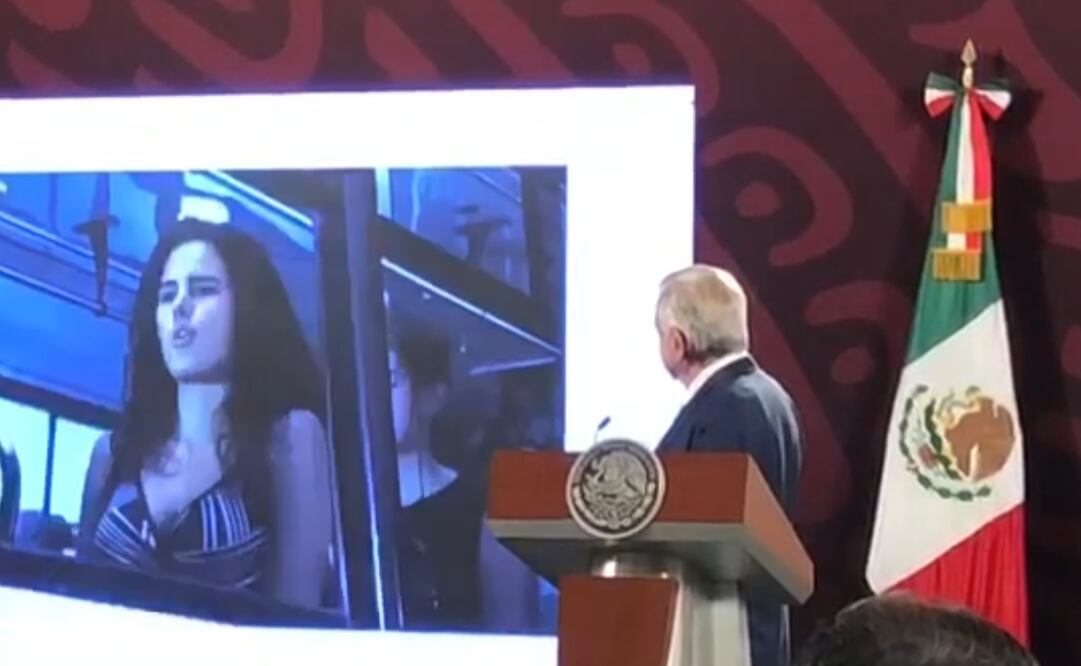 AMLO exhibe a Luisa María Alcalde cuando fue imagen de Morena. Foto: Especial