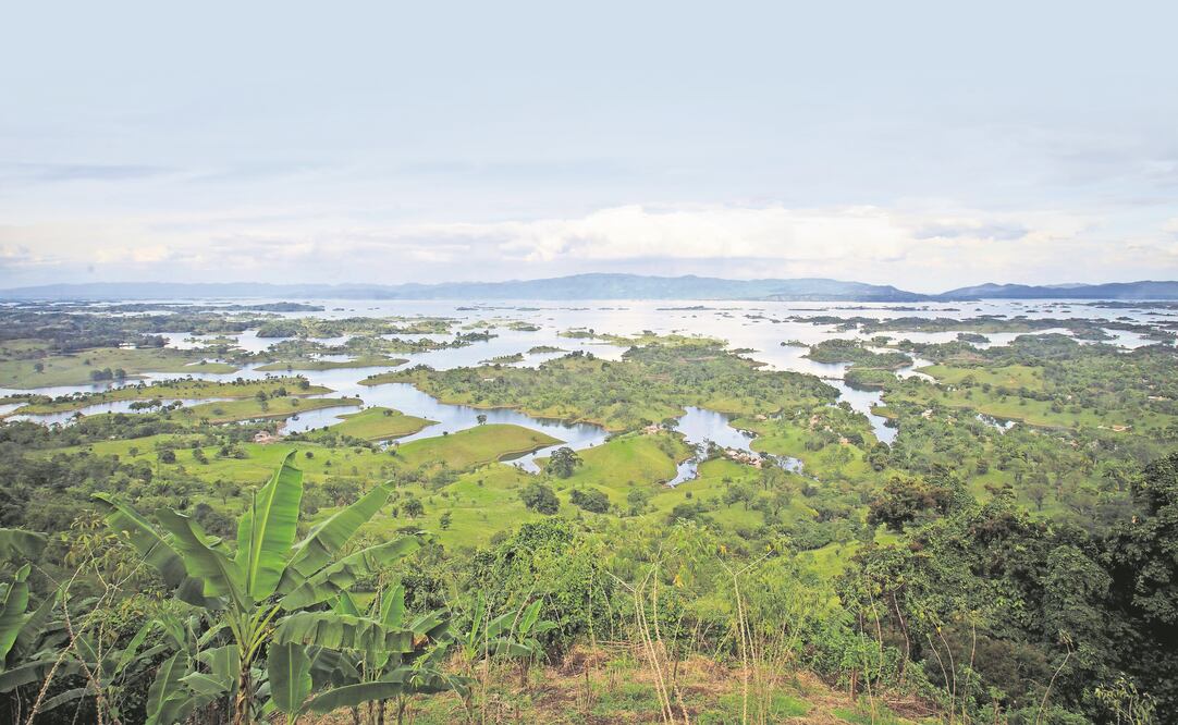 Son más de 47 mil hectáreas las que abarca la presa, en la que dependiendo de la época del año y del nivel del agua, resurgen o quedan completamente ocultos algunos islotes. (Fotos: MARIO A. MARTÍNEZ)
