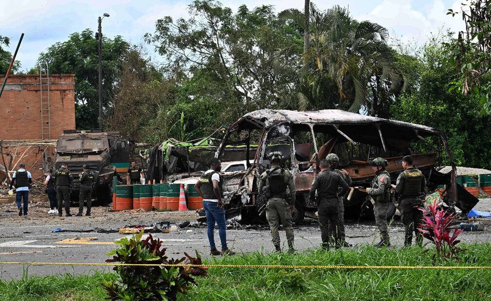 Agentes de policía trabajan en el lugar donde explotó un autobús frente a una comisaría en Villa Rica, departamento del Cauca, Colombia, el 10 de junio de 2025. Foto: AFP