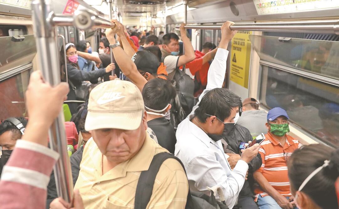 La sana distancia en el Metro fue imposible. Vagones de la Línea 3 lucieron atiborrados, a pesar de que en estos días se prevén más contagios. Foto: JUAN BOITES. EL UNIVERSAL