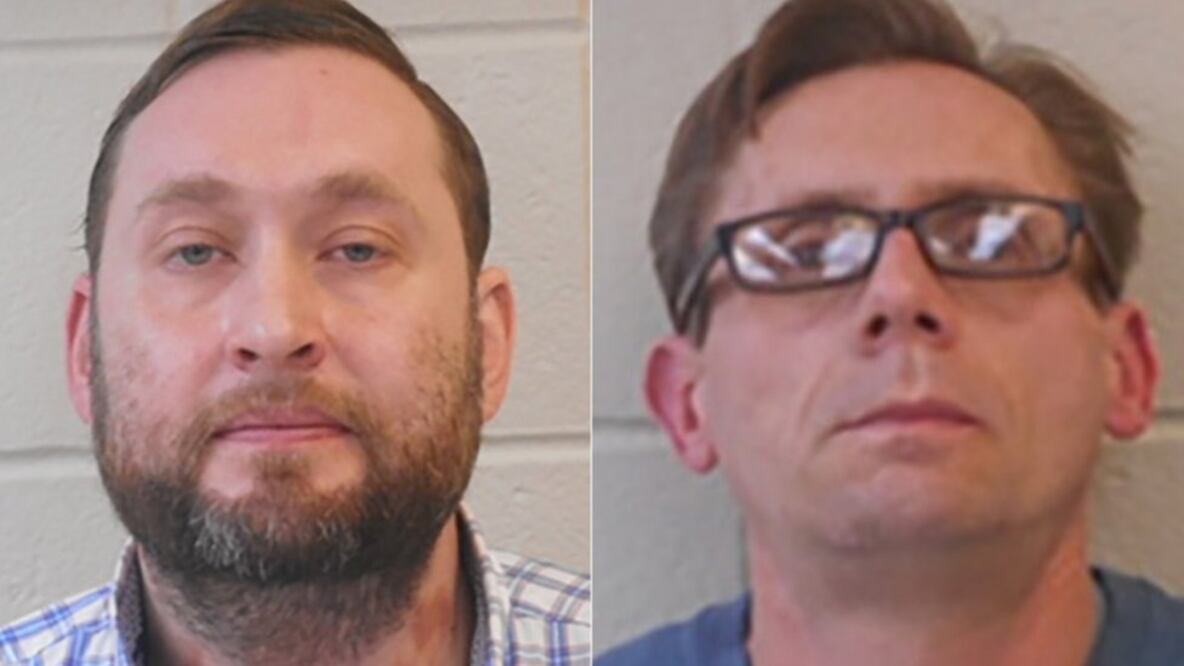 Terry David Bateman (izq) y Bradley Allen Rowland recibieron cargos por presuntamente participar en la fabricación de drogas. Foto/AFP