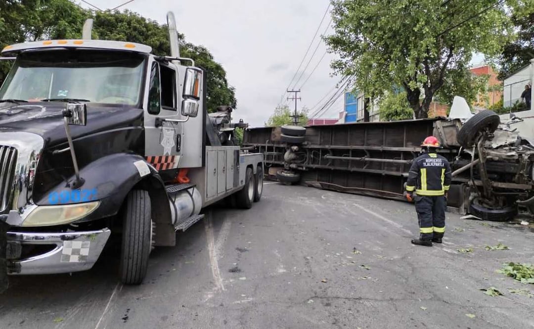 Un camión que transportaba colchones derrapó y volcó sobre avenida Juárez, provocando daños a vehículos y lesiones a tres personas. Foto: Especial
