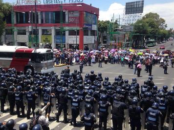 Impiden que CNTE llegue al Zócalo; los repliegan al Hemiciclo 