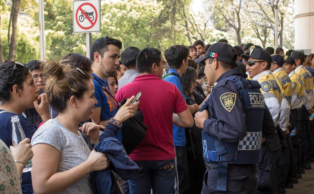 Los gritos de los seguidores de Coldplay se dejaron escuchar como un anuncio de que sus ídolos se acercaban a la puerta. FOTO: Areli Martínez/EL UNIVERSAL.