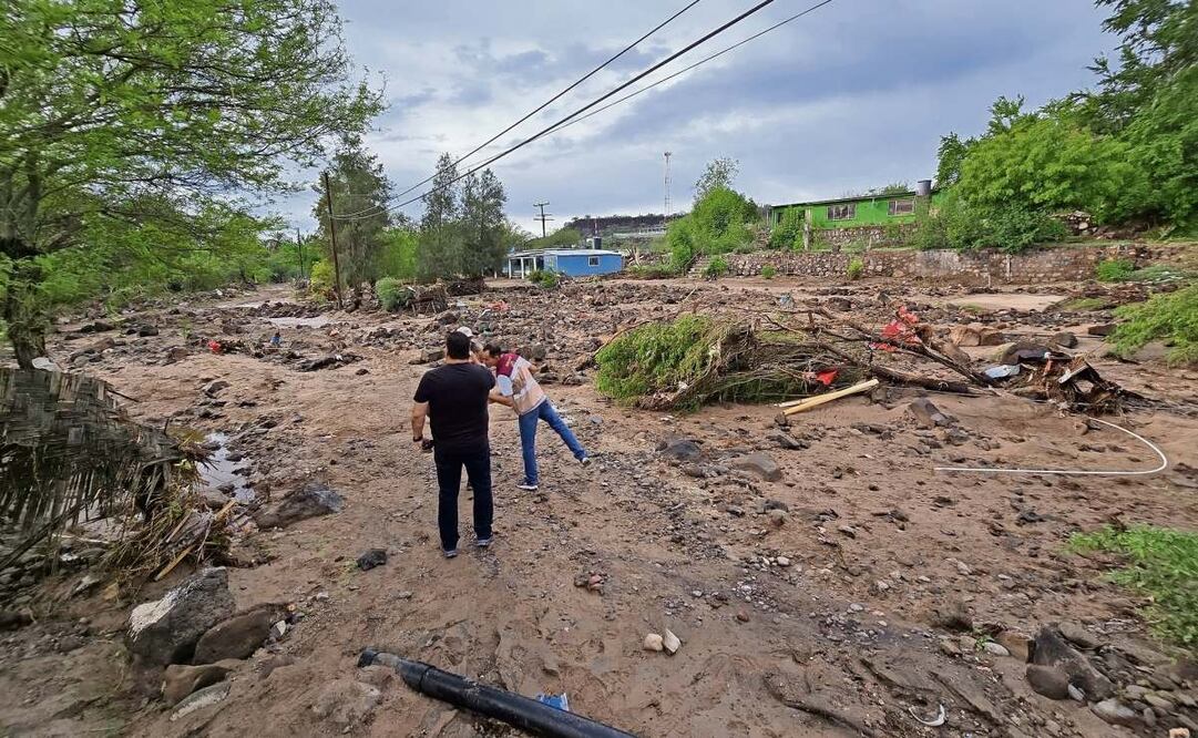 Personal de obras públicas, comunicaciones y transportes, así como del Ejército y Marina, siguen las tareas de rehabilitación de los accesos al poblado.
Foto: Especial