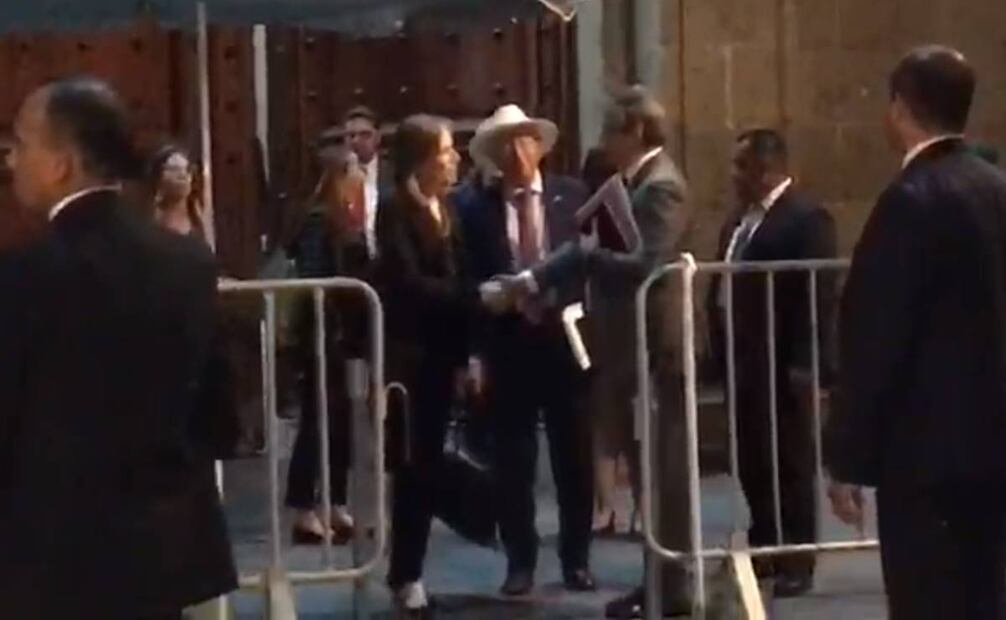 Asesora de Seguridad de Joe Biden a su salida de Palacio Nacional, despidiéndose del canciller Marcelo Ebrard / Captura de pantalla