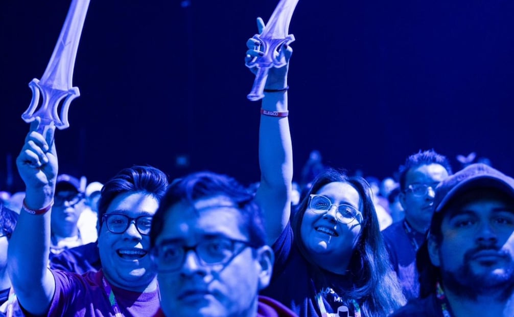 Fans de He-Man corean “¡Por el poder de Grayskull!” durante el panel de "Amos del Universo" en la CCXP México 2026. Foto: Hugo Salvador/EL UNIVERSAL.