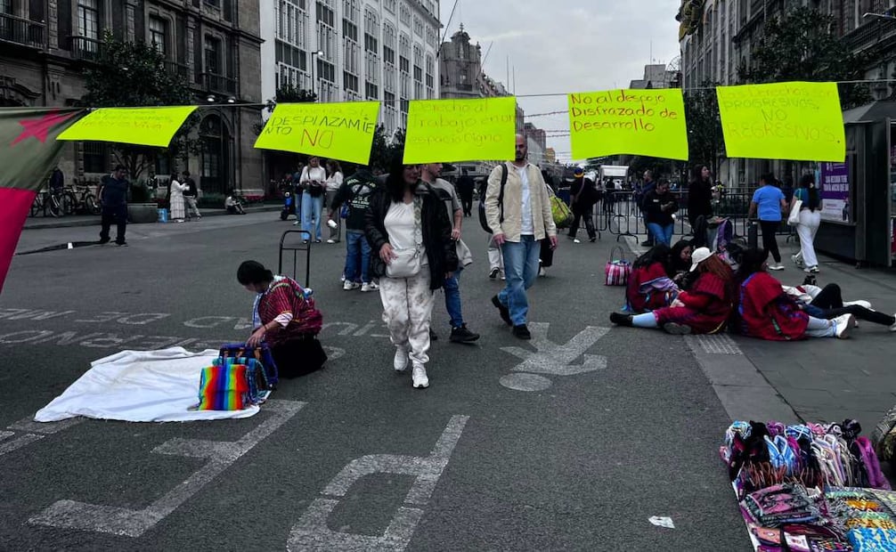 Artesanos continúan instalados en plantón Zócalo; exigen quedarse más tiempo en la Romería.
Foto: Rafael García/ EL UNIVERSAL