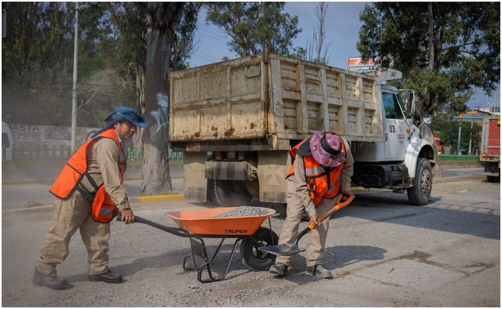 Trabajadores durante el arranque del Programa de Bacheo en Chilpancingo, Guerrero (8/11/2024). Foto: Especial