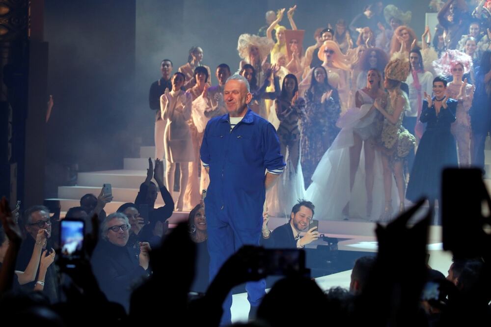 El diseñador Jean Paul Gaultier reunió a modelos como las hermanas Hadid para el desfile de despedida / Foto: Archivo El Universal