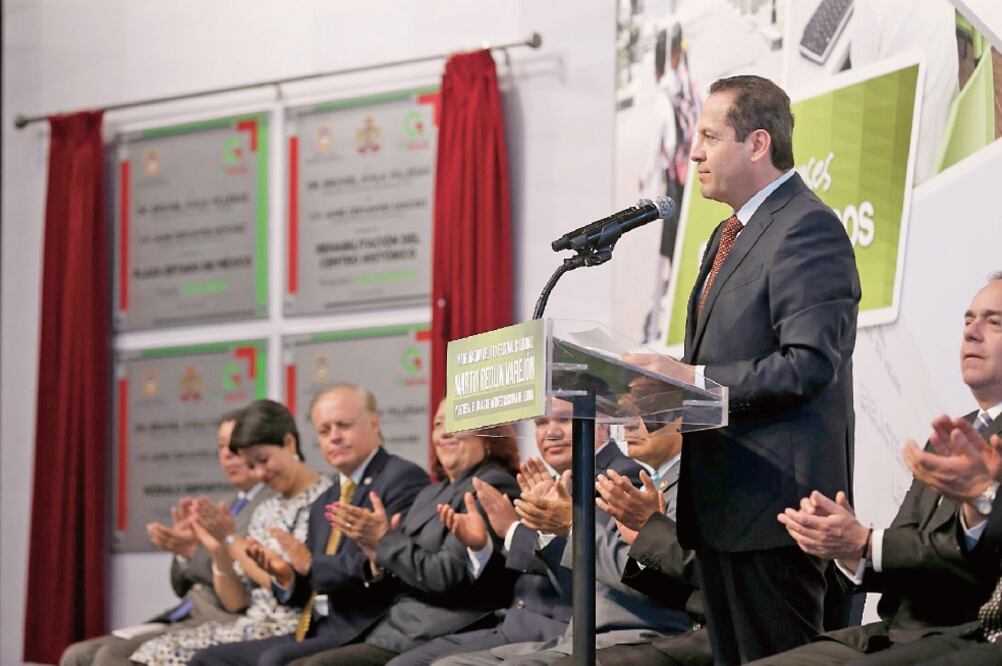 Durante la inauguración de la plaza Estado de México el mandatario estatal pidió públicamente a los diputados locales que presenten el recurso de inconstitucionalidad ante la corte contra dicha norma (ESPECIAL)