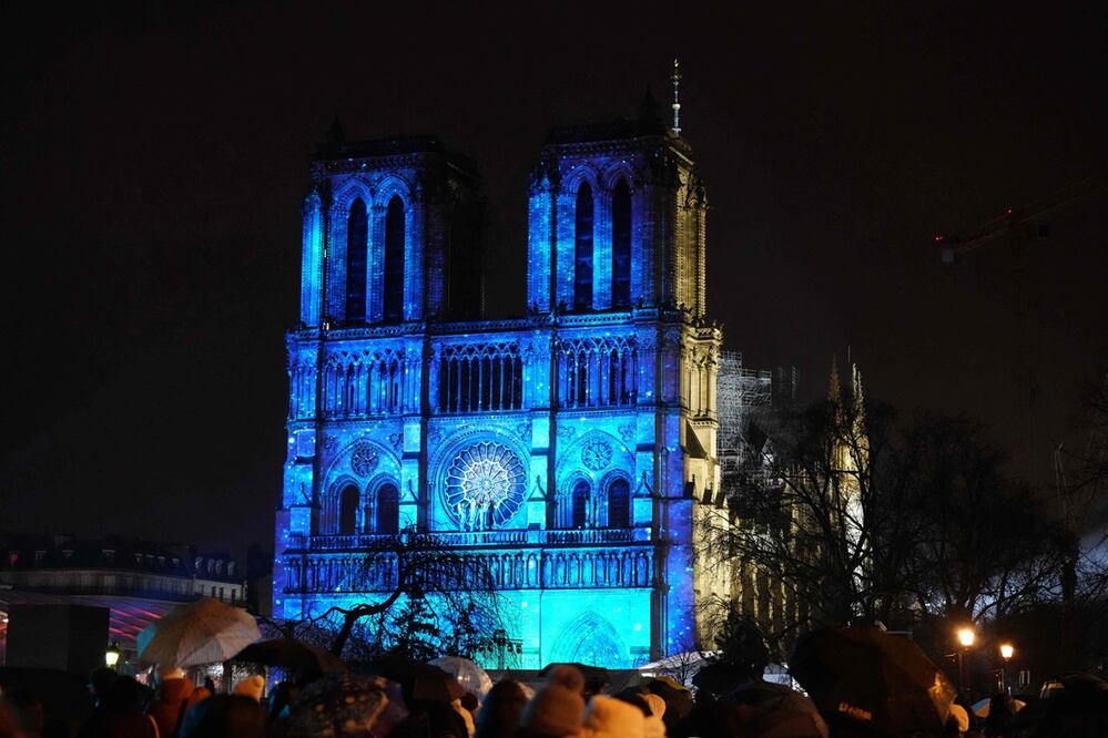 La catedral de Notre Dame iluminada durante una ceremonia para conmemorar su reapertura en París. Foto: AFP