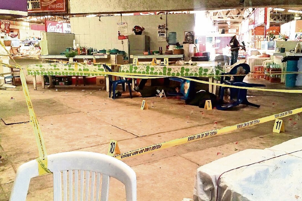 Los agentes de la Policía Federal fueron asesinados alrededor de las 13:30 horas, mientras comían en un negocio ubicado en el mercado municipal de Chilapa (ESPECIAL)