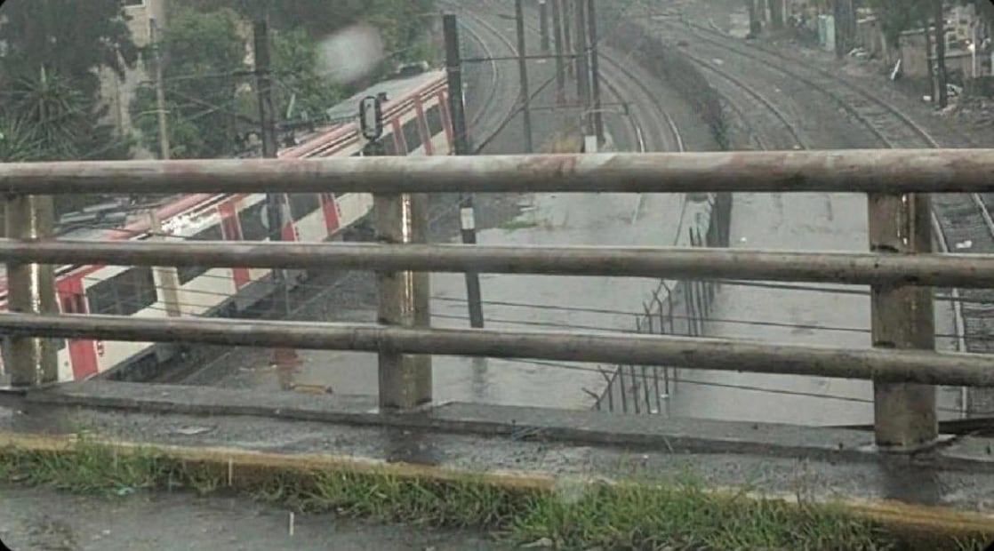 La demora del paso de los trenes ha provocado dificultad a los usuarios al momento de abordar los vagones. Fotos: Especiales.