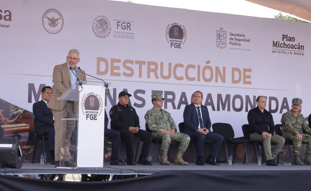 Alfredo Ramírez Bedolla encabeza destrucción de 721 maquinitas tragamonedas. Foto: Especial