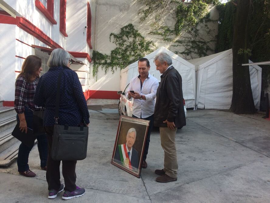 López Obrador recibió de manos del pintor Amador Fernando Díaz un retrato en óleo. Fotografía: especial