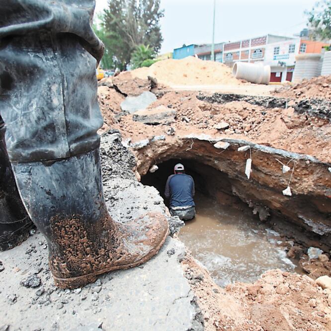 Personal del Sistema de Agua Potable, Alcantarillado, Saneamiento de Ecatepec (SAPASE) compactó con maquinaria la zona de drenaje dañada el pasado viernes y se procederá a la colocación del asfalto. ESPECIAL 