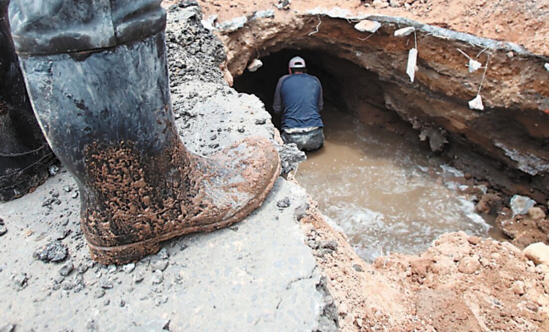 Personal del Sistema de Agua Potable, Alcantarillado, Saneamiento de Ecatepec (SAPASE) compactó con maquinaria la zona de drenaje dañada el pasado viernes y se procederá a la colocación del asfalto. ESPECIAL