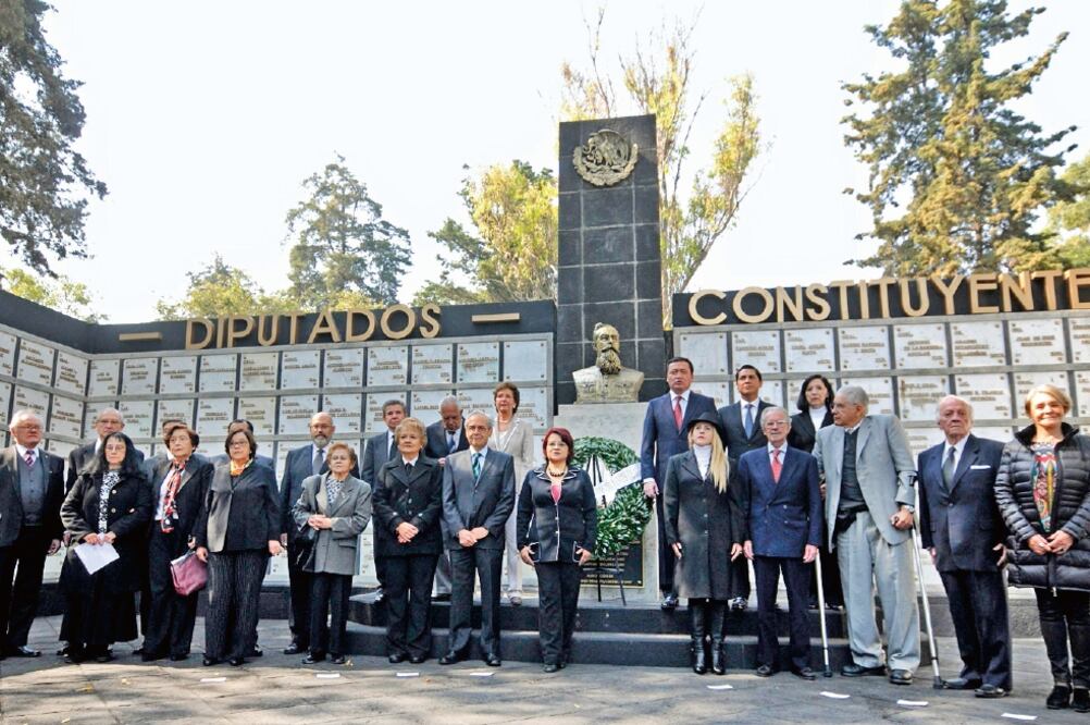 El secretario de Gobernación, Miguel Ángel Osorio Chong, encabezó ayer una de las conmemoraciones por el centenario de la Constitución de 1917. (SECRETARÍA DE CULTURA)