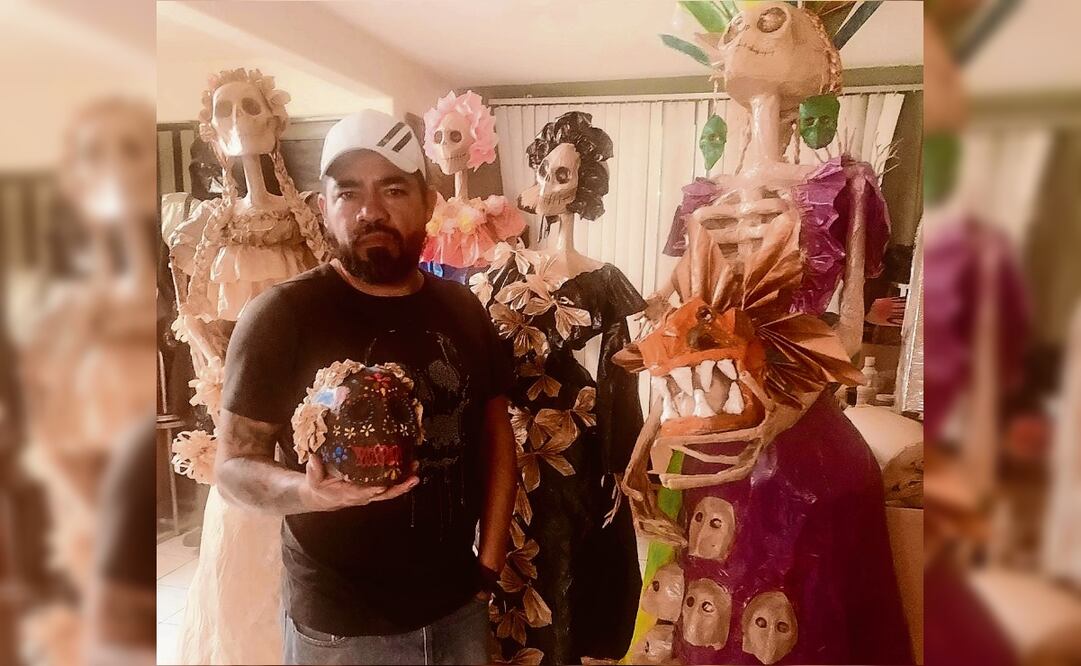 Cada mañana, Francisco se sumerge en su mundo de creatividad, moldeando cartón, papel Kraft, papel maché y pegamento para crear figuras que cuentan historias. Foto: Especial