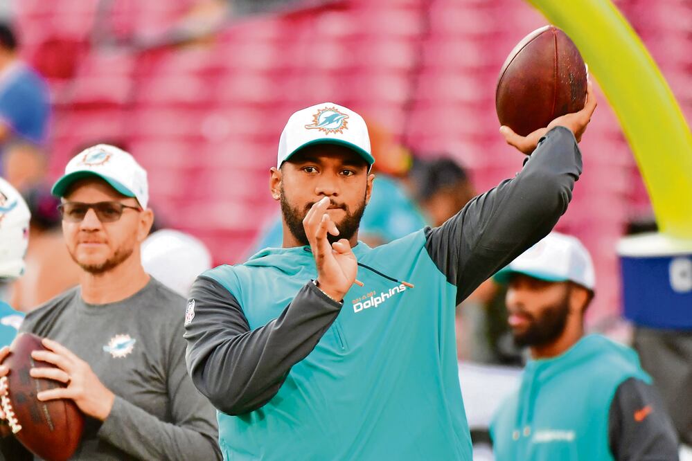 TAMPA, FLORIDA - AUGUST 23: Tua Tagovailoa #1 of the Miami Dolphins throws a pass prior to a preseason NFL game against the Tampa Bay Buccaneers at Raymond James Stadium on August 23, 2024 in Tampa, Florida.   Julio Aguilar/Getty Images/AFP (Photo by Julio Aguilar / GETTY IMAGES NORTH AMERICA / Getty Images via AFP)