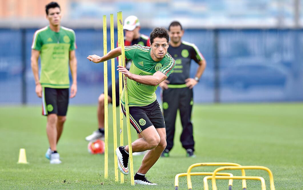Al final de la práctica de la Selección, ‘Chicharito’ y Moreno se ejercitaron. (ETZEL ESPINOSA. IMAGO7)