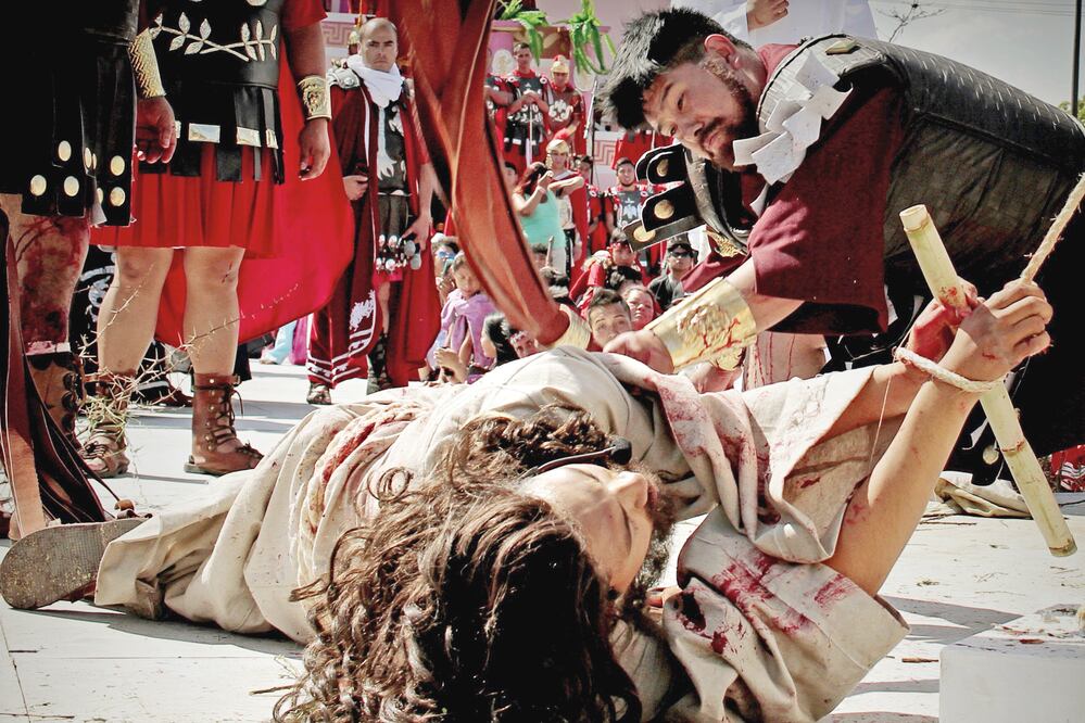 Algunos de los asistentes al Viacrucis se conmovieron hasta las lágrimas con los latigazos que los romanos daban a Ariel; algunos de ellos reclamaban a los actores (YADIN XOLALPA. EL UNIVERSAL)