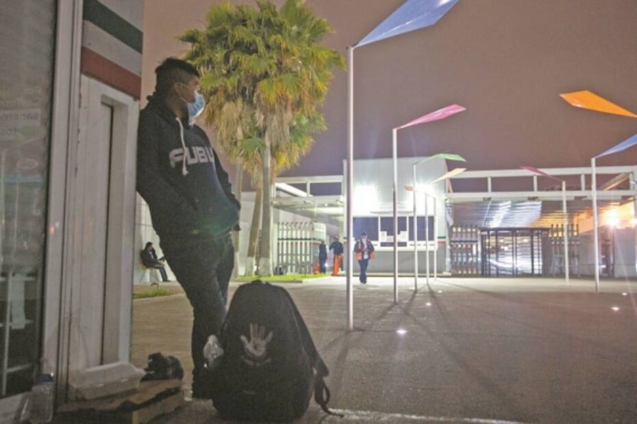 Deportados, sin dónde dormir y con sólo un ajo en la bolsa