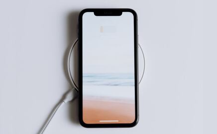¿Por qué es importante quitar la carcasa de tu celular antes de cargarlo?