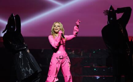 Con luces láser y un imponente rosa mexicano, Kylie Minogue deslumbra en su reencuentro con el público mexicano