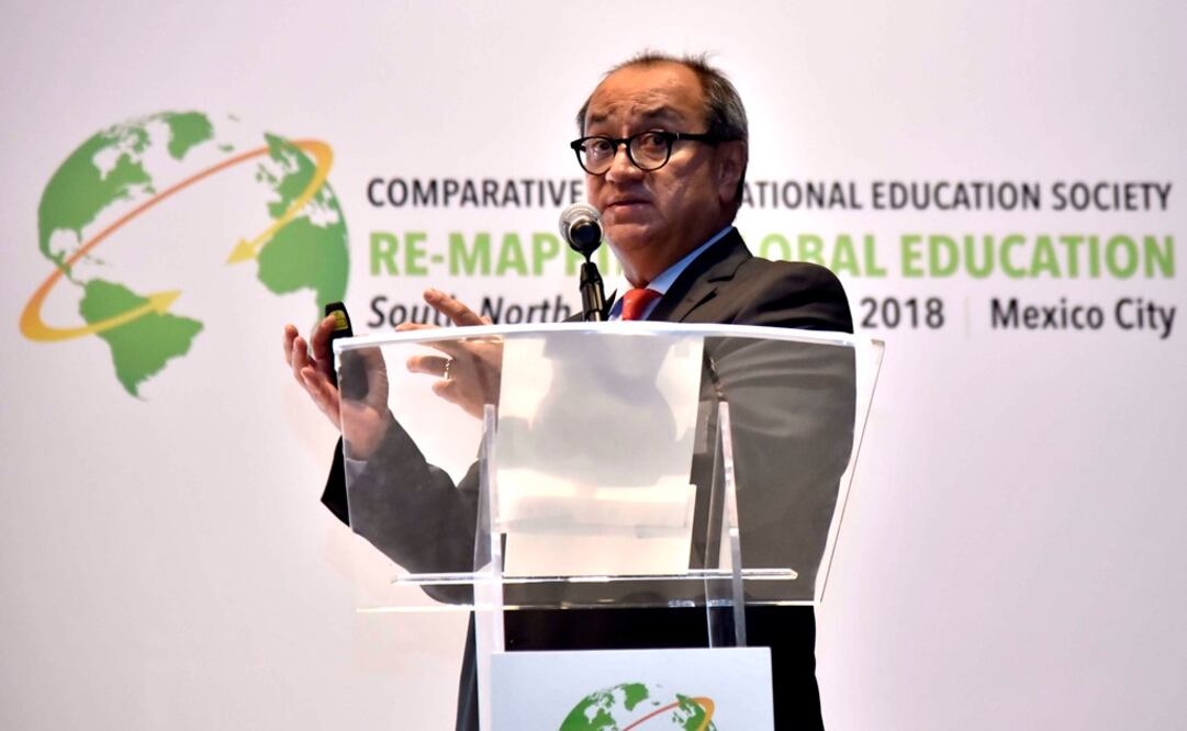 El secretario de Educación Pública (SEP), Otto Granados Roldán, reveló que este lunes firmó el oficio que dirigió a los gobiernos estatales, en el que se les pide que procedan a la armonización con un plazo de seis meses (Foto: Archivo / EL UNIVERSAL)