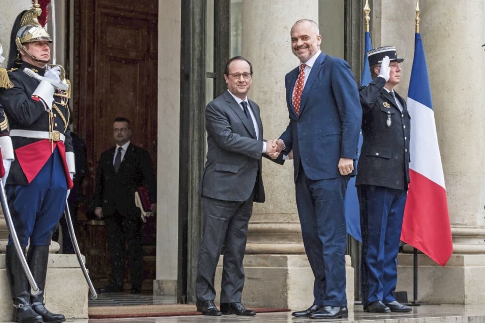 El presidente francés, François Hollande (izquierda), ayer con el premier de Albania, Edi Rama, antes de su reunión en el Palacio del Elíseo, en París (CHRISTOPHE PETIT TESSON. EFE)