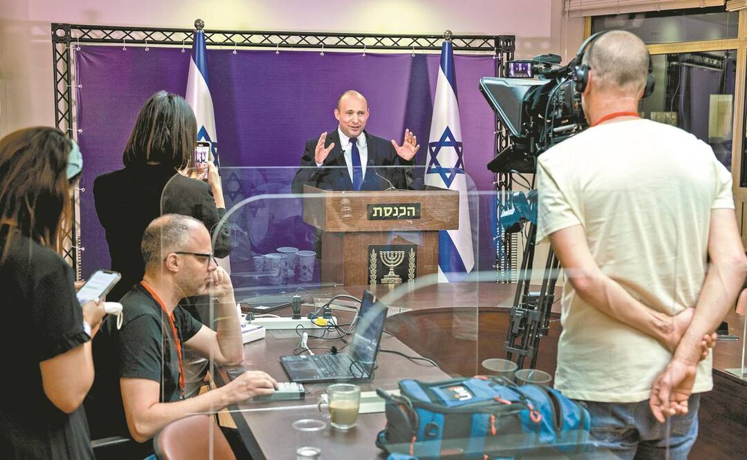 Naftali Bennett, en un discurso en la Knesset (Parlamento) en Jerusalén. El también líder del partido Yamina exigió a Netanyahu hacerse a un lado y permitir que Israel “avance”. Foto: Menahem Kahana/ EFE.