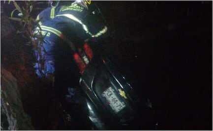 Embarcadero Xochimilco: Automóvil con cinco pasajeros pierde el control y cae al canal; dos personas murieron ahogadas