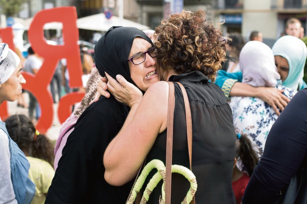 Familiares de los presuntos responsables de los ataques en España se reunieron ayer con la comunidad musulmana para condenar el terrorismo. (FRANCISCO SECO. AP)
