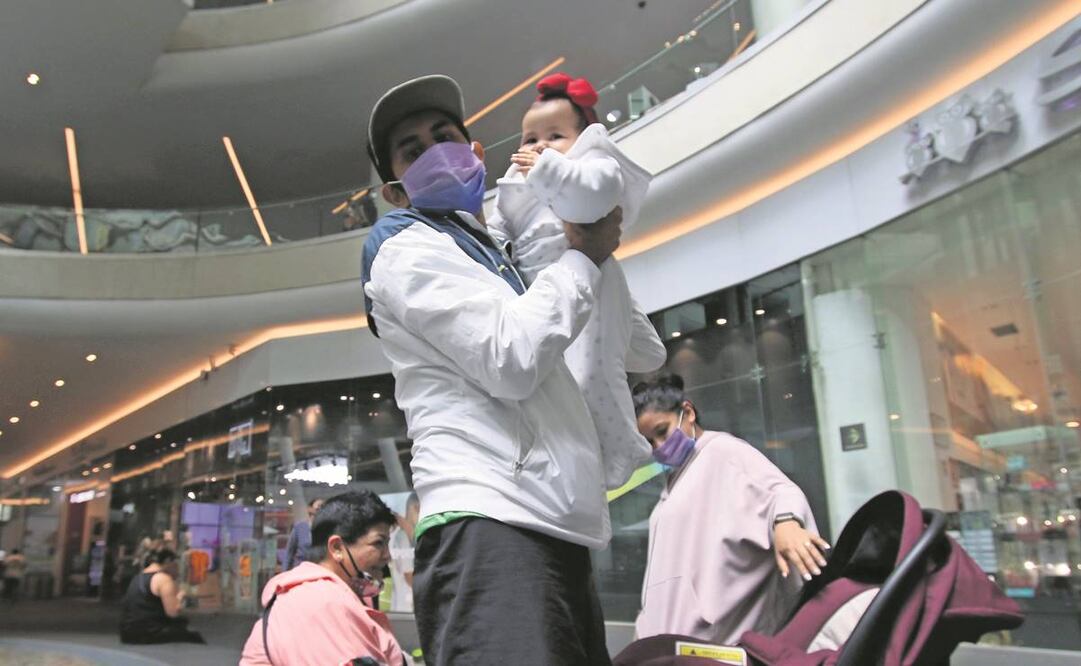 Alejandro González dijo que se sintió muy feliz en su primer Día del Padre, porque era algo que ya esperaba con ansias. Visitó con su familia una plaza comercial. Foto: Carlos Mejía/EL UNIVERSAL