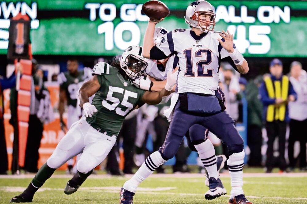 Brady no lució pleno, pero terminó con 30 pases completos en 50 intentos (JULIO CORTEZ. AP)