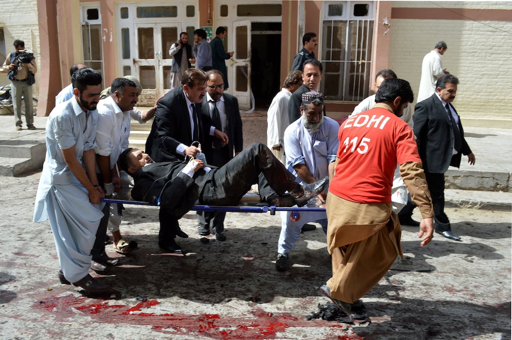 Personas trasladan a un hombre herido desde el sitio de una explosión en Quetta, Pakistán (Foto: Xinhua)
