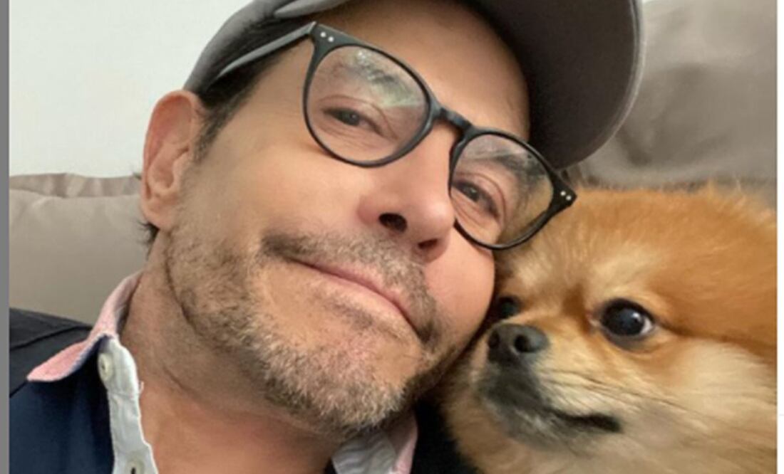Juan José Origel, relajado con su mascota. Foto: Instagram
