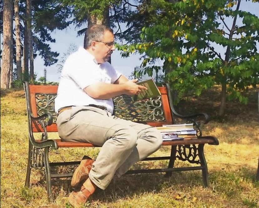 Dan Lungu escribe sobre la vida cotidiana durante el comunismo en Rumania, la censura y la situación de las mujeres bajo el régimen totalitario. Crédito: Tomada del Instagram de Andreea Vasile