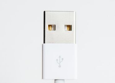 Esta es la función de los orificios en el conector USB