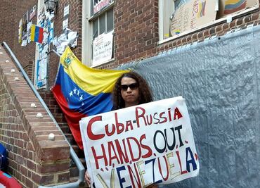 EU ordena a activistas que apoyan a Maduro desalojar embajada de Venezuela