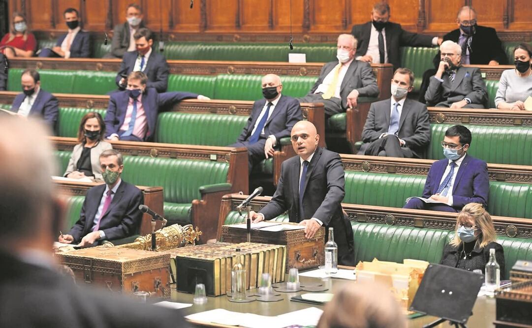 El secretario de Salud de Gran Bretaña, Sajid Javid, dijo durante el balance por Covid-19 en el Parlamento que una persona contagiada con ómicron había muerto. Foto: Jessica Taylor. AFP
