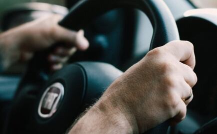 A conductor se le “perdió la calle” y baja su auto por escaleras en Cuernavaca VIDEO