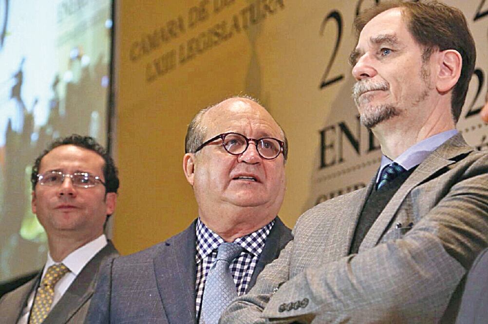 Francisco Xavier Nava, vocero de la bancada, Graco Ramírez, y el presidente del PRD, Agustín Basave, durante la reunión plenaria de los diputados del sol azteca (BERE FREGOSO. OBTURADORMX)