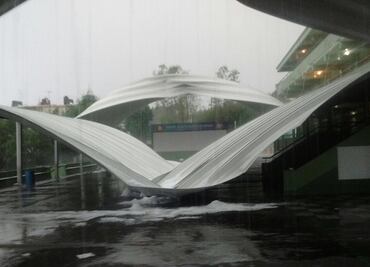 Granizo daña techo de primaria en Tultitlán